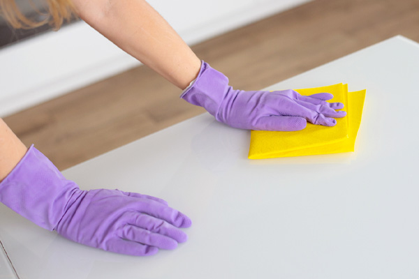 image of a homeowner cleaning surfaces to reduce indoor air particulates
